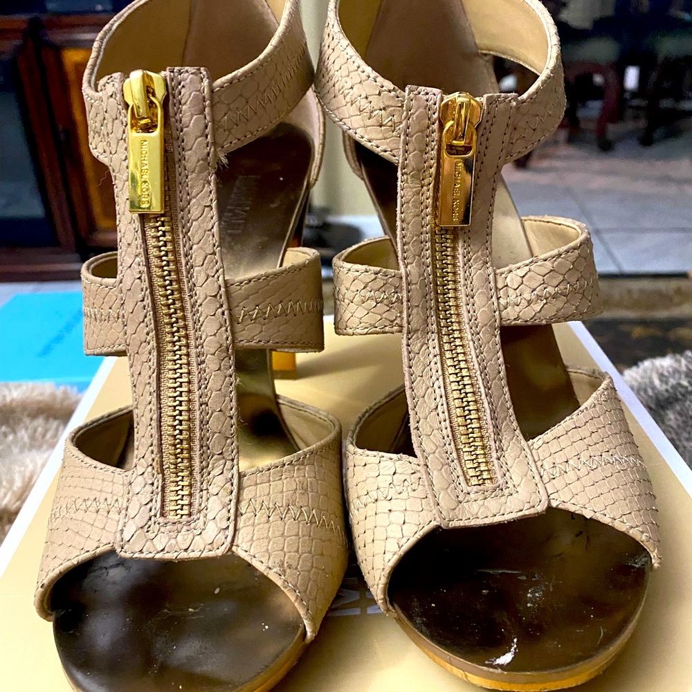 Micheal Kors Berkeley T strap heel